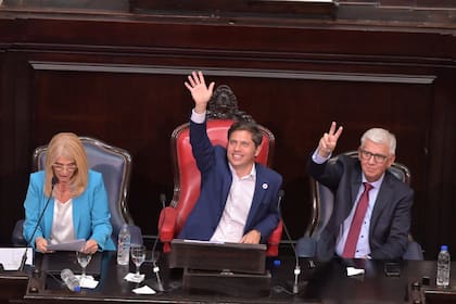El presidente de la Cámara de Diputados, Dichiara, junto a Kicillof y la titular del Senado, Magario