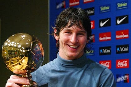 Diciembre 2005. Lionel Messi posa con el "Golden Boy", el primer premio individual que recibió