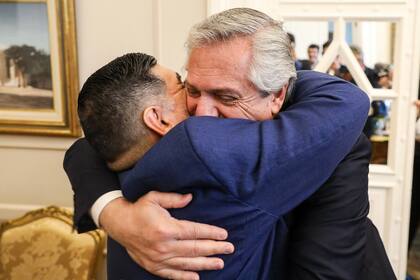 Diciembre de 2019: Diego Maradona abraza a Alberto Fernández en la Casa Rosada, donde el Gobierno propuso ahora hacer el velatorio del crack