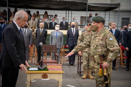 Diciembre de 2021. El ministro de Defensa, Jorge Taiana, toma juramento al nuevo jefe del Ejército, general de división Guillermo Olegario Pereda