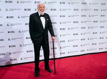 Dick Van Dyke evita la mentalidad de "anciano cascarrabias" y mantener su sentido de humor
