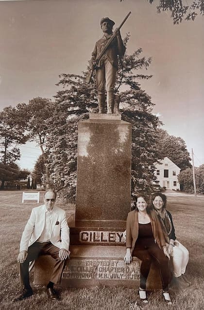 "Dicky" Hughes en Nothingham Square, en New Hampshire, junto al monumento en memoria del general Joseph Cilley, abuelo del marido de Matilde "Malvina" Vernet, uno de los héroes de la revolución norteamericana. Lo acompañan sus hijas, Sofía y Verónica Hughes.