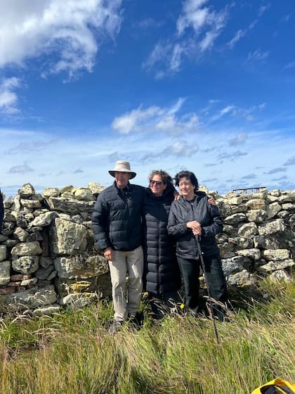 "Dicky" Hughes junto a los restos de la casa donde nació su bisabuela, Matilde "Malvina" Vernet