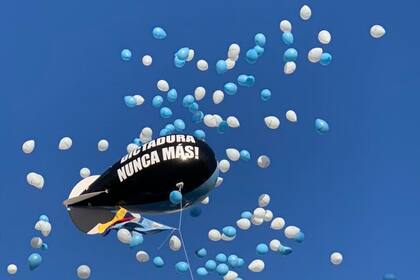 ¡Dictadura Nunca Más!, reza el inflable que soltaron junto a cientos de globos