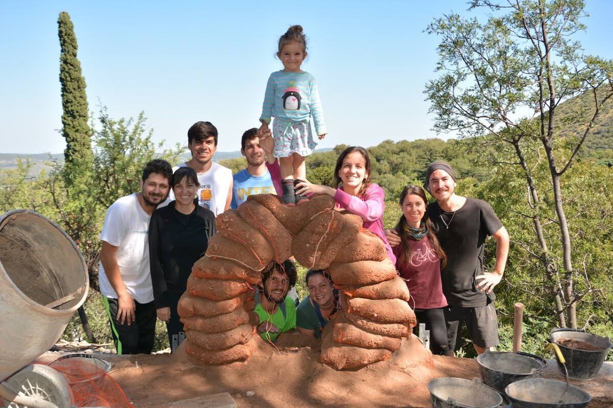 Dictando taller de bioconstrucción.