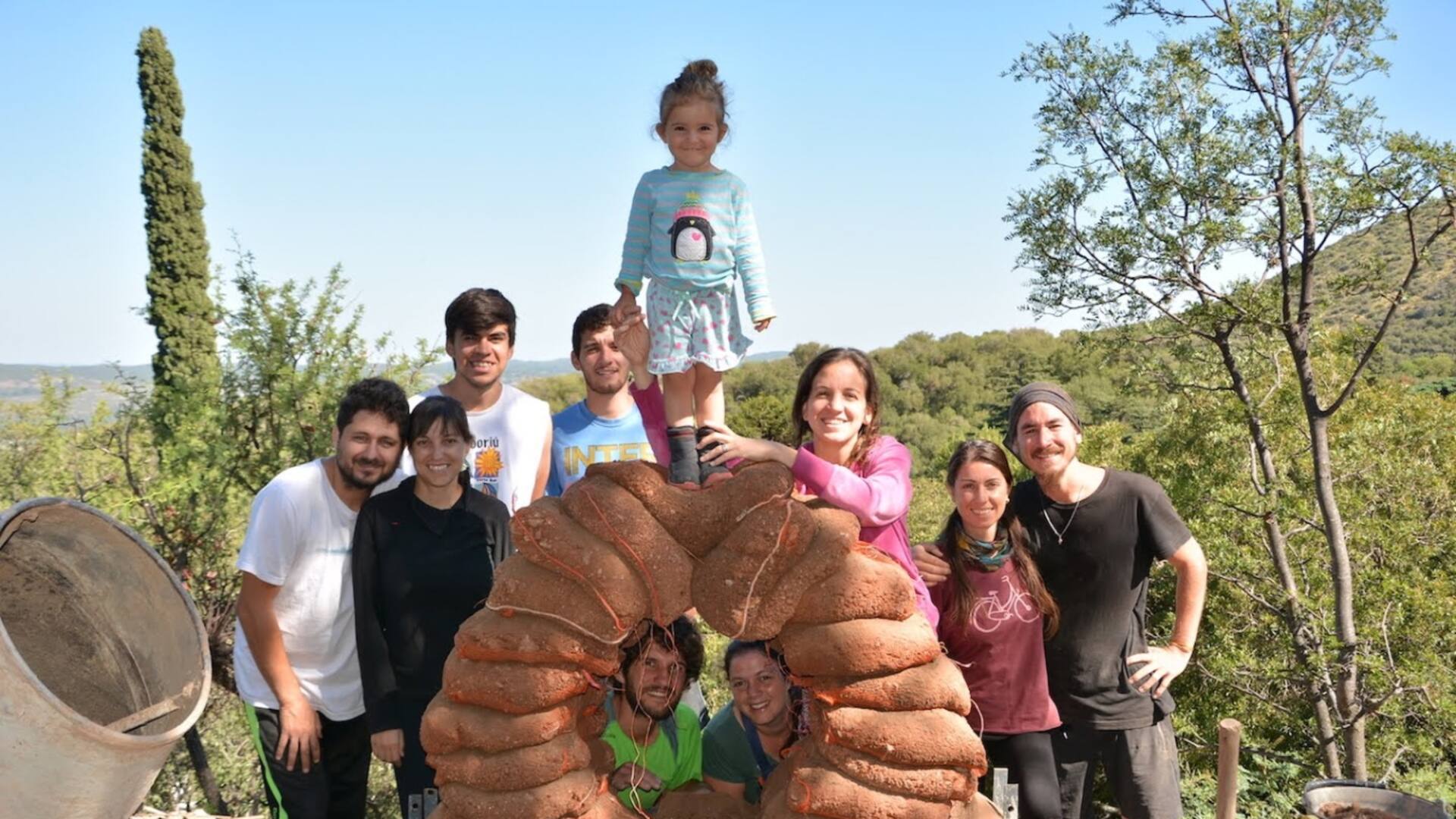 Dictando taller de bioconstrucción.