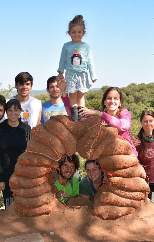 Dictando taller de bioconstrucción.