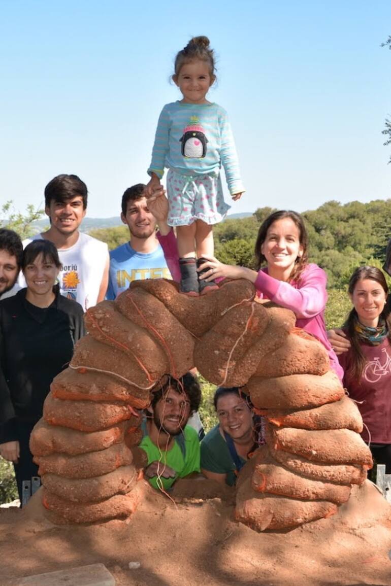 Dictando taller de bioconstrucción.