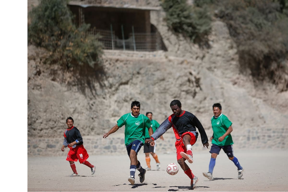 Didier, del Club Atlético Independiente del Norte, de San Isidro, domina la pelota durante la final que disputan contra el equipo de Casa Grande