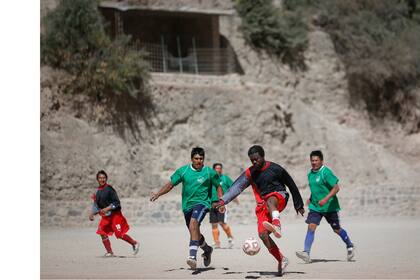 Didier, del Club Atlético Independiente del Norte, de San Isidro, domina la pelota durante la final que disputan contra el equipo de Casa Grande
