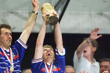 Didier Deschamps, actual DT de Francia y capitán en 1998, cuando el equipo galo levantó la Copa del Mundo; a su lado, Laurent Blanc