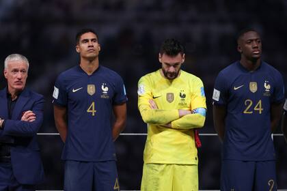 Didier Deschamps, Raphael Varane, Hugo Lloris e Ibrahima Konate en el podio de la Copa Mundial Qatar 2022; el arquero dio un paso al costado