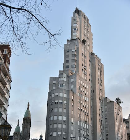 El Kavanagh, uno de los edificios más emblemáticos de Buenos Aires, fue sede de la presentación a la prensa de Die Informale y protagonista de la obra de uno de los artistas participantes