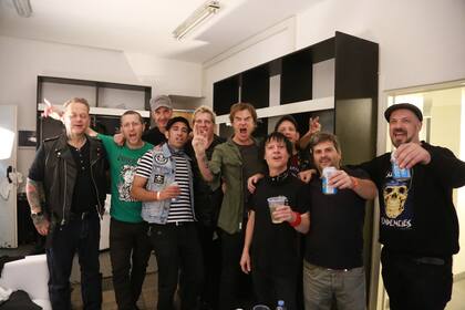 Die Toten Hosen y Zona 84, en los camarines del Estadio Obras