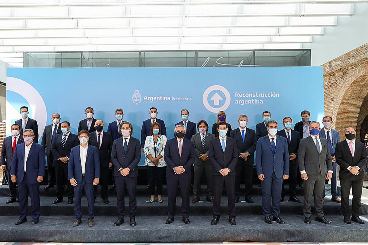 Diecisiete provincias y quince gobernadores respaldaron el proyecto para suspender las PASO, prometido por Alberto Fernández y frenado por el kirchnerismo; los tiempos apremian: la ley debería sancionarse, a más tardar, antes de abril