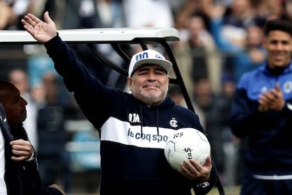Un doble de Diego Maradona apareció en la tribuna de Gimnasia y Esgrima La Plata (Foto: AFP)