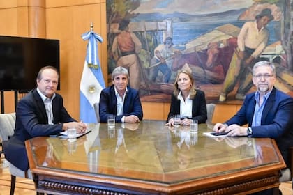 Diego Adúriz, el primero a la derecha, junto a su primo y ministro Caputo y los funcionarios Daniel González y María Tettamanti