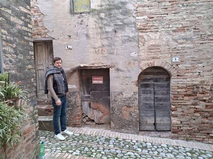 Diego Albanesi, en la casa de su tatarabuelo Francisco Albanesi, donde nació su bisabuelo Giuseppe.