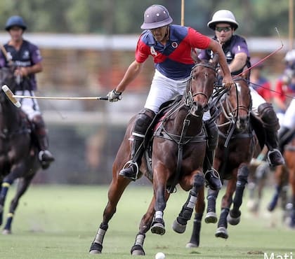 Diego Araya en acción; el polo, su pasión y su sustento como profesional, le jugó una mala pasada en el último día de febrero.