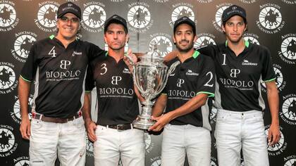 Diego Araya, Julio Novillo Astrada, Marcos Araya y Pedro Falabella (h.), con el trofeo