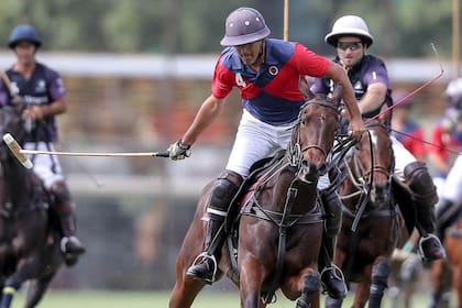Diego Araya y la camiseta de toda su vida, la más exitosa del polo: la de Coronel Suárez.