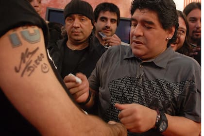 Investigan si fue falsificada la firma de Diego Maradona