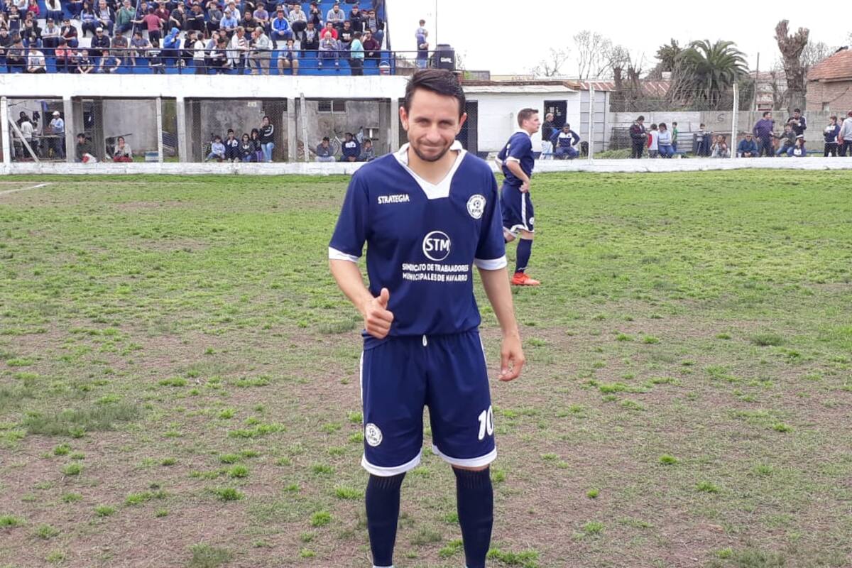 Diego Armando Barrado con la camiseta número 10 de Escuela de Fútbol Infantil de Navarro