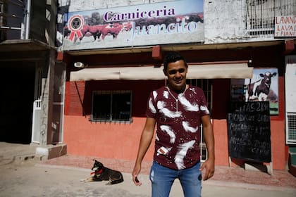 Diego Armando González frente a su carnicería, en el corazón de la manzana 3