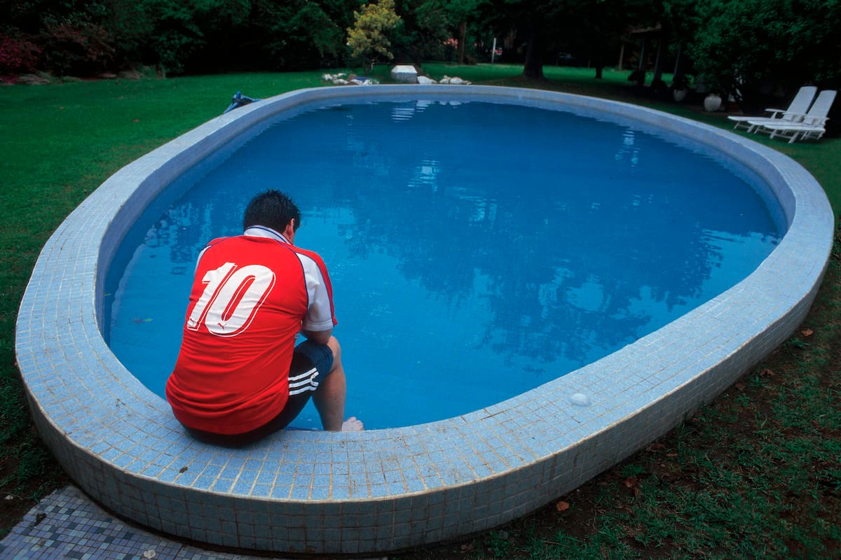Diego Armando Maradona en la
más absoluta soledad en la pileta después de jugar un partido en la quinta de su amigo Federico Rivero, en Tortuguitas
