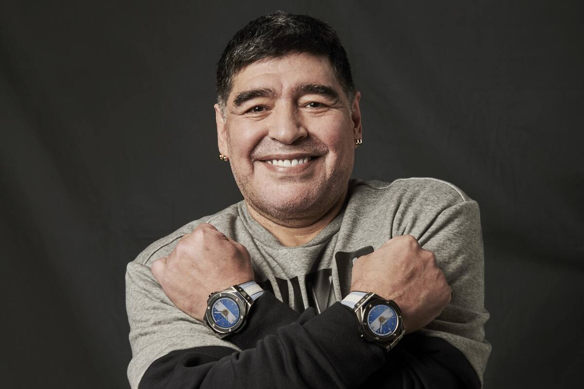 Diego Armando Maradona muestra la versión personalizada del reloj Hublot con los colores de la Argentina
