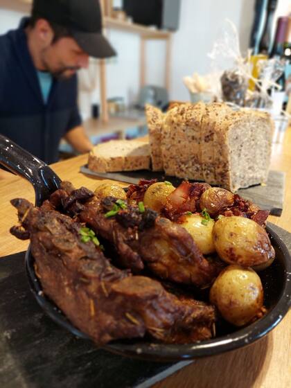 Diego Bertone en Weisbewrt, el local que él y Mariela tienen en Chivilcoy. El plato: ribs ahumadas con papines.
