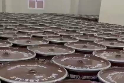 Diego Bessone optó por no vender la producción de miel de la temporada 2022/2023 porque le ofrecían un precio inferior al del año anterior