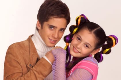 Diego Boneta y Allisson Lozz, en una imagen de promoción de la serie Misión S.O.S. aventura y amor