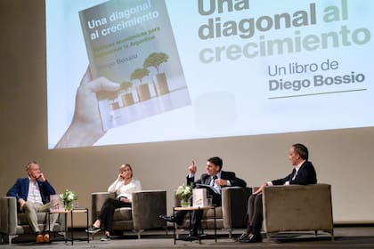 Diego Bossi, durante la presentación de su libro, rodeado por empresarios