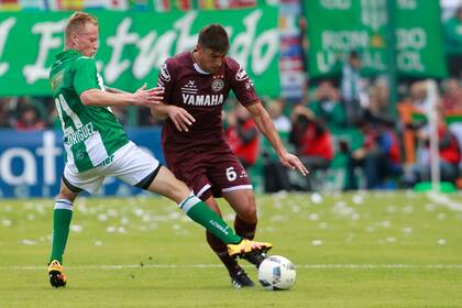 Diego Braghieri, con la camiseta de Lanús, en el clásico con Banfield; la transferencia del defensor a Atlético Nacional, de Medellín, motivó el reclamo de Rosario Central
