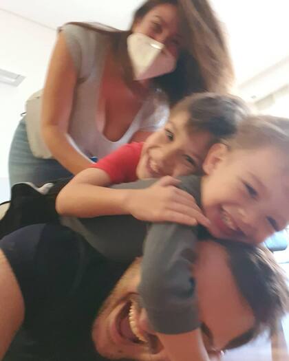 Diego Brancatelli celebró haberse recuperado del coronavirus con una foto junto a su esposa y sus dos hijos.