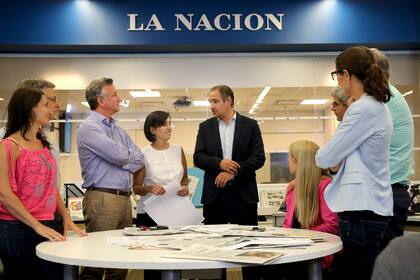 Diego Cabot, ayer, con sus compañeros en la redacción de LA NACION