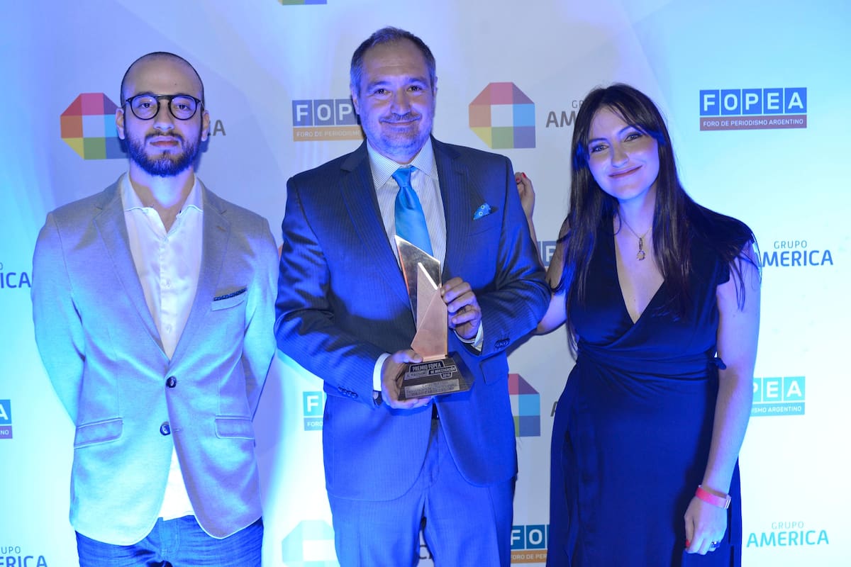 Diego Cabot, Candela Ini y Santiago Nasra, ganadores de la categoría Prensa escrita de alcance nacional por su trabajo en Los Cuadernos de las coimas