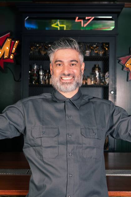 Diego Cabrera está al frente de Salmón Gurú, el bar que acaba de ser elegido número 15 entre los mejores del mundo.