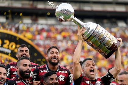 Diego, capitán de Flamengo, levanta la Copa Libertadores luego de vencer en la final a Athletico Paranaense en Guayaquil, Ecuador, el 29 de octubre de 2022