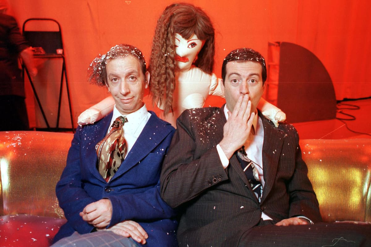 Diego Capusotto, Fabio Alberti y Pedro Saborido cuentan cómo era hacer humor absurdo entre el fin del menemismo y la explosión de la crisis de 2001; el nacimiento de Boluda Total, el apoyo de Tinelli y la vez que Cerati cantó “Llamen a Moe”