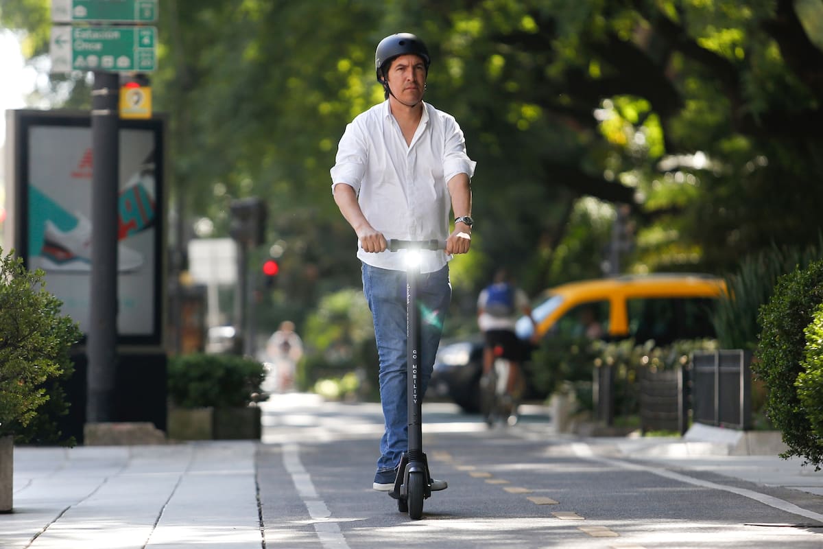 Diego Carballal prueba el modelo de monopatín de la marca Go Movility