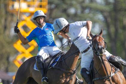 Diego Cavanagh, de Cría La Dolfina, pega un backhander ante Benjamín Urquiza