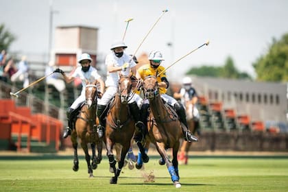 Diego Cavanagh reemplazó a David Stirling contra Park Place Vaara; el uruguayo se quebró un dedo por un bochazo de Adolfo Cambiaso en el encuentro anterior; de fondo en la imagen, Poroto Cambiaso.
