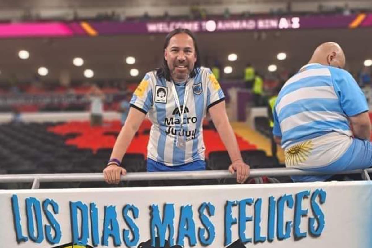 Diego Chacón, con su bandera y vestido con la camiseta de Gimnasia y Esgrima de Jujuy