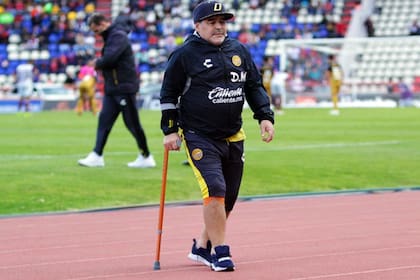 Diego con bastón, antes de operarse de la rodilla derecha para resolver la artrosis