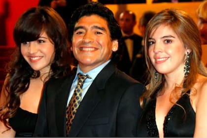 Diego con sus hijas Giannina y Dalma, fruto de su relación con Claudia Villafañe