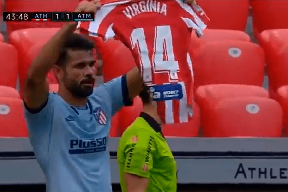 Diego Costa muestra la camiseta de su compañera Virginia Torrecilla