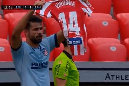Diego Costa muestra la camiseta de su compañera Virginia Torrecilla
