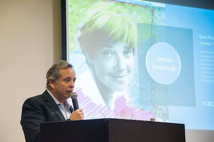 Diego Costa Peuser junto a un retrato de María Elena Walsh realizado por Sara Facio, durante la presentación a la prensa de Pinta baphoto en el Palacio Duhau